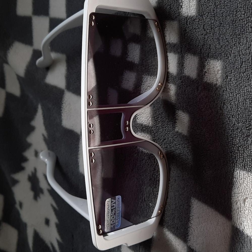 Unique White Studded Fashion Gradient Polycarbonate UV Protection Sunglasses